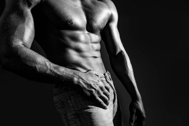 Mükemmel karın kasları olan atletik adamın yakın çekimi. Erkek karın kası. Fitness karın kası. Adam altılı paket.