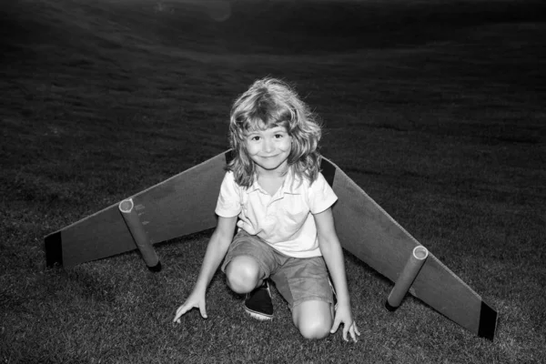 A criança sonha em se tornar um piloto de foguetes. Conceito de imaginação e motivação. Criança engraçada sonhando com férias de verão e viagens. Imaginação e liberdade das crianças. — Fotografia de Stock