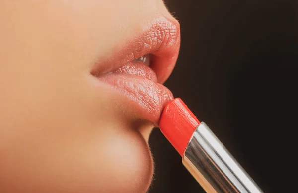 Fecho do batom dos lábios. Aplicando maquiagem lábios. Pampering, conceito de correção de lábios. — Fotografia de Stock