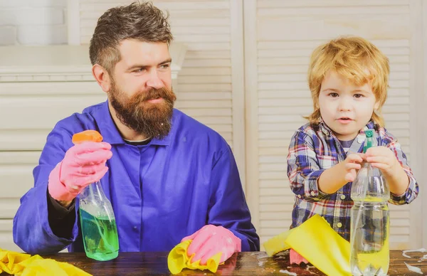 Pappa och barn har kul när de städar. Man med barn leker med tvålar. Far lär en son att städa. Människan vänjer pojken vid renlighet. — Stockfoto