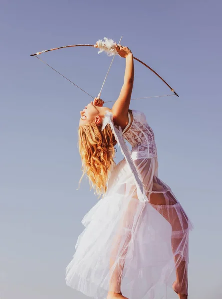 Día de San Valentín. Ángel Cupido con arco y flecha. Mujer vestida de blanco. Retrato de niña angelical dulce. — Foto de Stock