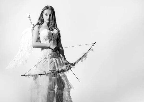甘い天使の女の子 - コピースペース。かわいい十代の女の子。聖バレンタインデー。ラブカード青空の背景に白い翼を持つ小さな女神. — ストック写真