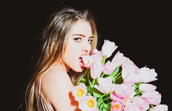 Moda jovem mulher com tulipas primavera flores buquê. Anúncio florista. — Fotografia de Stock