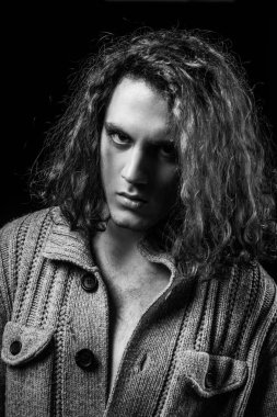 Genç adam gergin bir yüz. Berber dükkanı reklamı. Kendine güvenen bir kavram. Portre kaslı adam. Sportif yakışıklı, güçlü, sportif, baştan çıkarıcı, kendine güvenen adam..