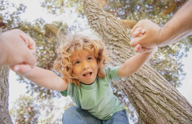 Babaların eli. Baba oğluna yardım ediyor. Ebeveyn çocuğun elini tutar..