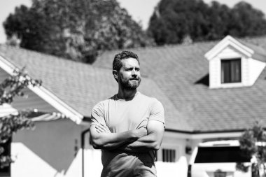 Emlakçı. Yeni evinin yanında duran mutlu iş adamı. Banliyö evi.