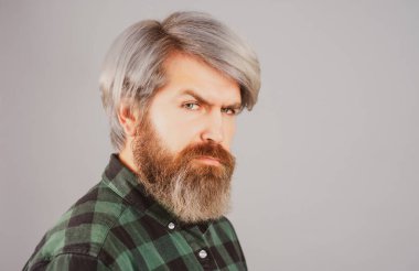 Berber dükkanı prosedürleri. Yakışıklı sakallı adam portresi. Bıyık ve moda saç modeli.