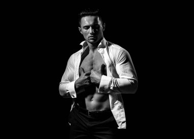 Yakışıklı, genç bir adam soyunuyor. Moda adamı. Çıplak vücut, çıplak gövde..