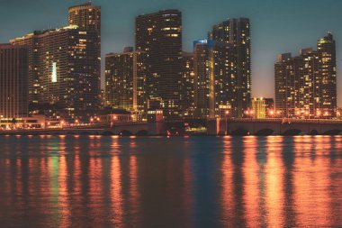 Miami City Skyline Biscayne Körfezi 'nden izlendi. Miami, Florida, ABD Biscayne Körfezi ufuk çizgisi.