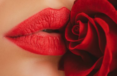 Moda kırmızısı parlak makyajlı kadın dudakları. Dudakları rujla yakın plan. Güllü güzel kadın dudakları.