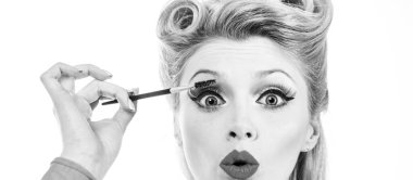 Kaşlarını cımbızla kapat. Kaş Bakımı. Kadının Güzel Gözü 'nün yakın çekimi, Profesyonel Makyajlı Uzun Kirpikleri ve Brow Jel Fırçası. Genç Kadın Modeli Kahverengi Kaşlar.