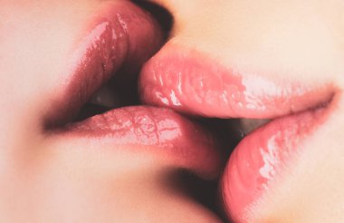 Lezbiyen Çift Öpücük Dudakları. Şehvetli lezbiyenler. Seksi Ağız..