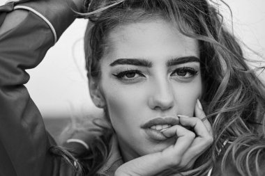 Güzellik tedavileri. Kapalı yüzlü yay kızı dışarıda. Mutlu kadın, gülümse, olumlu duygular.