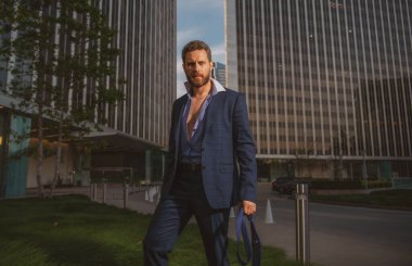 İşadamı ayağa kalk ve gece şehir geçmişi.