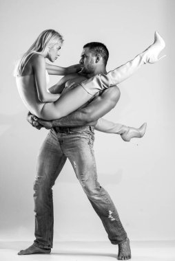 Zarif ve güzel bir çiftin tutkuyla öpüştüğü yakın çekim. Tutkulu moda çifti. Romantik şehvetli insanlar Sevgililer Günü 'nü kutluyor..