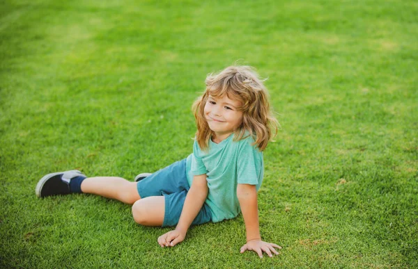 Divertido niño feliz divirtiéndose en el parque. Niño disfrutar de la naturaleza, concepto de la infancia. —  Fotos de Stock