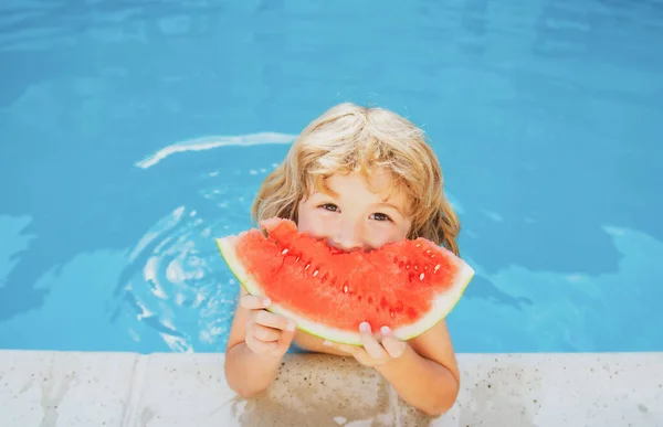 Roligt barn med vattenmelon. Grabben har kul i poolen. Sommarsemester och hälsosam mat. — Stockfoto