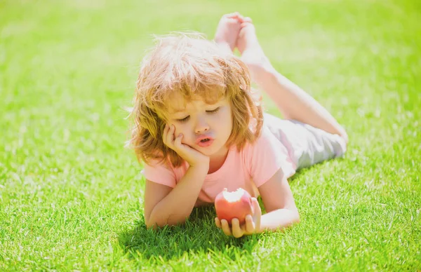 O miúdo come maçã ao ar livre. Nutrição saudável para crianças. Lanche de frutas. Hora do almoço. — Fotografia de Stock