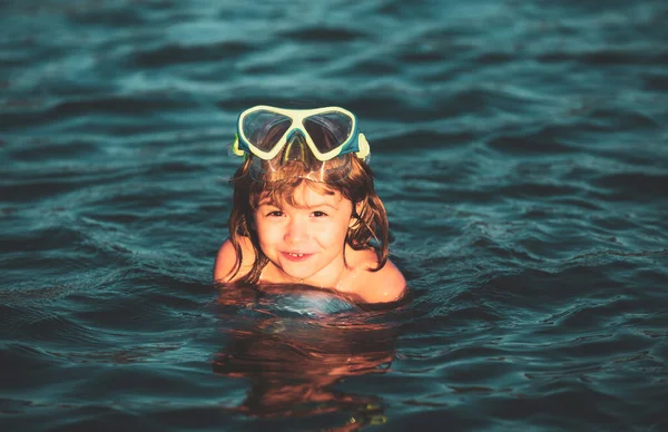 Enfant apprenant à nager en plein air. Petit garçon à la plage pendant les vacances d'été. — Photo