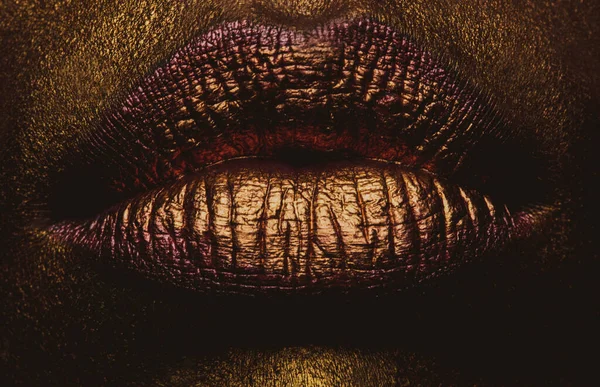 Os lábios dourados fecham-se. Lábio de metal dourado. Linda maquilhagem. Lustro de lábio dourado em beleza boca feminina, close-up. — Fotografia de Stock