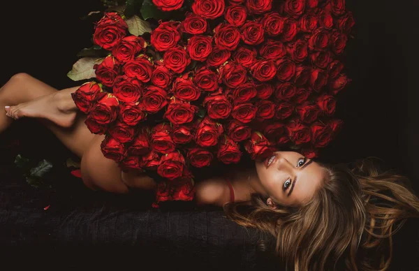 День святого Валентина квітковий букет. Сексуальна жінка з трояндовим букетом. Святковий подарунок . — стокове фото
