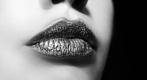 Gouden lippen. vrouw sexy lip make-up geïsoleerd op zwart achtergrond. — Stockfoto