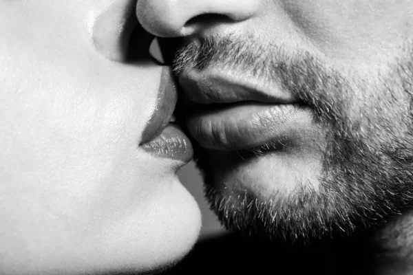Embrasser un couple amoureux. macro recadrée de baisers visage, gros plan. — Photo