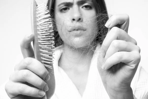 Chica triste con el pelo dañado. Tratamiento del problema de pérdida de cabello. Retrato de mujer con peine y cabello problemático. —  Fotos de Stock