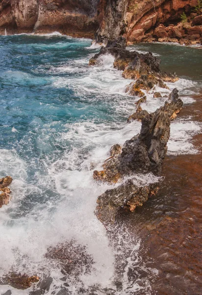 Zee kust met stenen, oceaan zeegezicht. Zee golven over rotsen op wild stenen strand. Tropische zee ontspannen. — Stockfoto