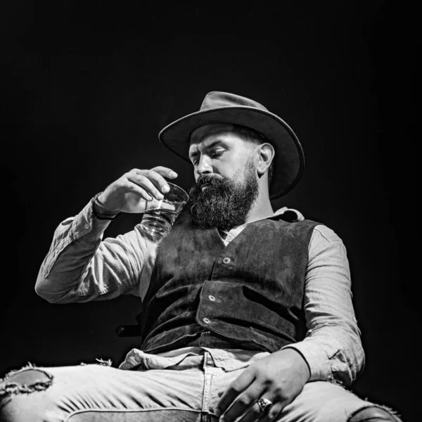 El hombre con barba sostiene brandy de vidrio. Mal hábito - adicción al alcohol. Adictivo a la bebida alcohólica. La adicción al alcohol es peligrosa. Adicción alcohólica: obtenga el tratamiento que necesita. —  Fotos de Stock