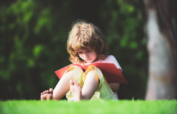 Çocuk yazmayı öğreniyor, okul öncesi öğrenim görüyor. Açık hava çocuk eğitimi. Bir kitap üzerinde yazmak için kalem kullanarak çocuk mesafesi öğrenme. — Stok fotoğraf