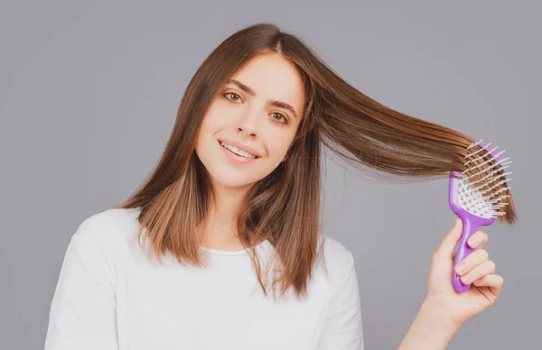 Szczotkowanie włosów. Portret młoda kobieta szczotkowanie proste naturalne włosy z grzebieniem. Dziewczyna czesająca zdrowe włosy szczotką do włosów. Pielęgnacja włosów piękna koncepcja. — Zdjęcie stockowe