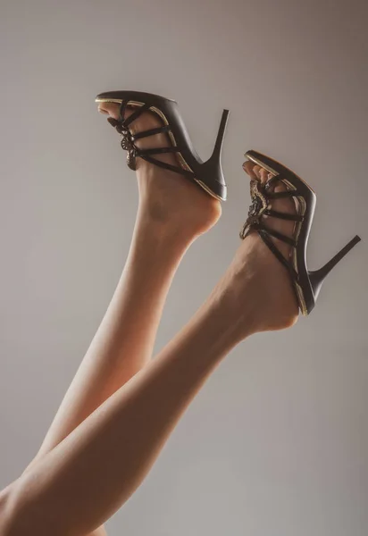 Donna sexy gambe sottili. Scarpe alla moda alla moda. — Foto Stock