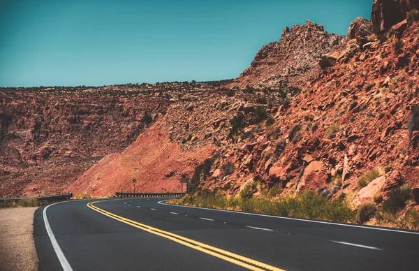 미국의 자동차 여행. 아스팔트 길 과 협곡의 배경. — 스톡 사진