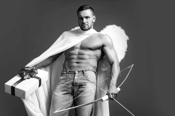 Saint Valentin. Un bel ange. Sexy mec Cupidon avec des ailes d'anges. Amour. Le 14 février. Isolé sur rouge. — Photo