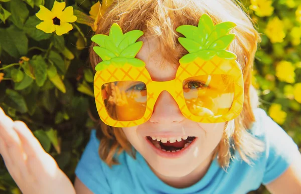 Zomer feestje. Tijd voor kinderen. Het concept van de jeugd. Jongen met een gekke zonnebril. — Stockfoto