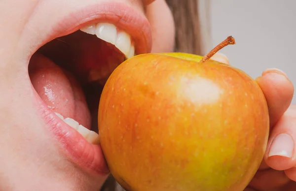 Mujer comiendo manzana dieta saludable y dientes sanos. Muerde una manzana. Boca de cerca. — Foto de Stock
