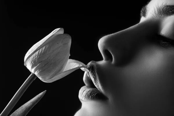 Female lips and spring flower. Sexy woman mouth and flowers. Oral sex, orgasm, blowjob, licking flower. Girl lips with tulips — Fotografia de Stock