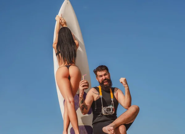 Zomervakantie. Sexy vrouw in bikini. Summertime concept. Sexy man in badpak. Surfplank. Levenswinnaar. — Stockfoto