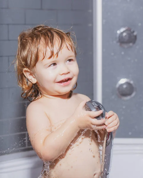 Gyerek fürdik a zuhany alatt. Vicces gyerek, aki habban fürdött és otthon fürdött a kádban.. — Stock Fotó