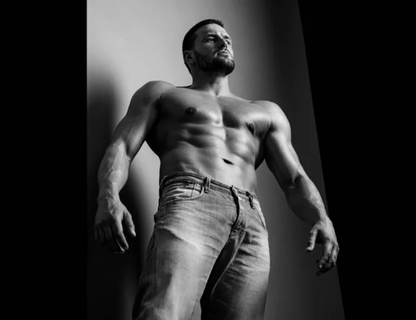 裸の男の胴。裸の男の体。ヌード男。セクシーな筋肉のトップレスフィットネスモデル。ヌードABS. — ストック写真