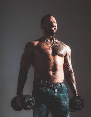 Kas yığını sabah halterle egzersiz yapıyor. Sporcu güçlü kasları çalıştırıyor. Fitness ve vücut geliştirme sporu. Mükemmel pazılar. Sağlıklı bir vücutta sağlıklı bir akıl..