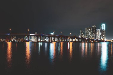 Miami şehir merkezinde. Miami, Florida, ABD şehir merkezi silueti.