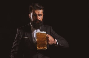 Bira barları ve barlar. Elinde bira bardağı tutan adam. Bira bardağı tutan mutlu bira üreticisi.