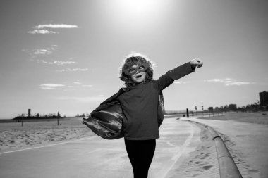 Kırmızı süper kahraman ceketli süper kahraman çocuk. Süper kahraman konsepti.