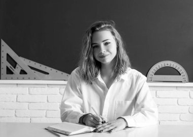 Ergen öğrenci. Sınıfta tahtada sana bakan mutlu bir öğrenci..