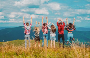 Arkadaşlar yaz tatili. Hafta sonu yürüyüşü. Mutlu insanlar macera ve seyahat konsepti. Hayat kazananı.