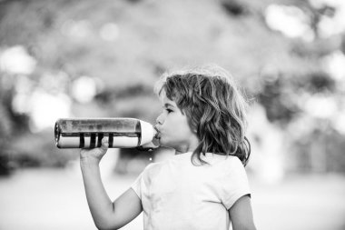 Sportif çocuk spor şişesinden su içiyor. Fitness çocukları, sağlık ve enerji. Sağlıklı çocuk yaşam tarzı. Küçük çocuklar için spor.