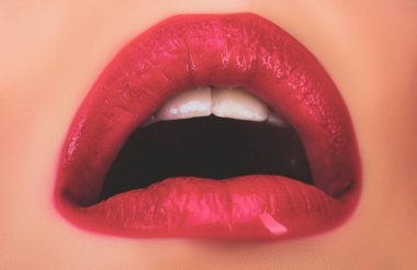 Seksi dudak, açık kadın şehvetli ağız. Kırmızı rujlu dudaklar..