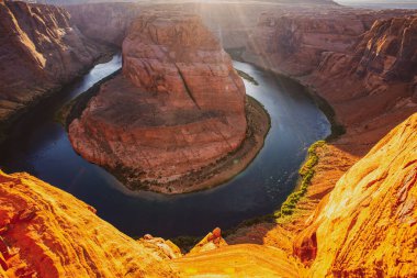 Colorado nehri, günbatımı macera mekanı. Büyük Kanyon. Horseshoe Bend, Page, Arizona 'nın gündoğumu..